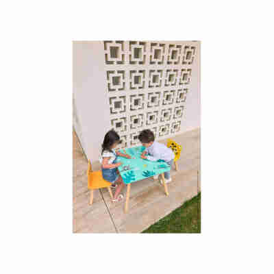Deux enfants installés autour de la Table et Chaises Tropik Janod