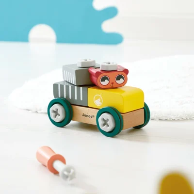 Voiture Ours Brico'Kids Janod construite sur ses quatre roues avec tournevis