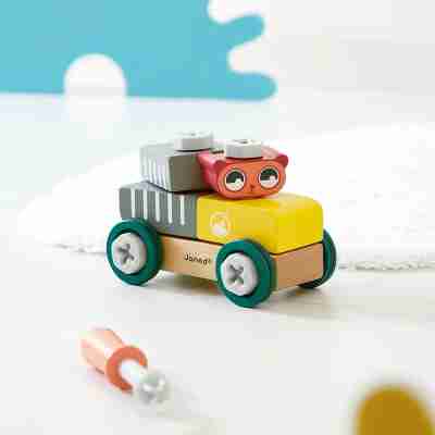 Voiture Ours Brico'Kids Janod construite sur ses quatre roues avec tournevis