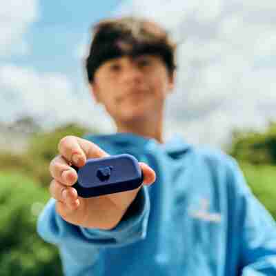 Jeune présentant le modèle Money Walkie Pop bleu marine