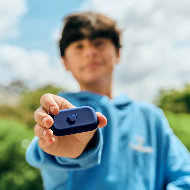 Money Walkie – Porte-monnaie sans contact pour enfant 13 Jeune présentant le modèle Money Walkie Pop bleu marine