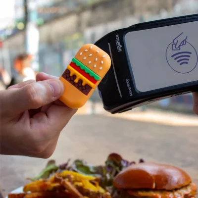 Money Walkie Burger utilisé pour un paiement sans contact