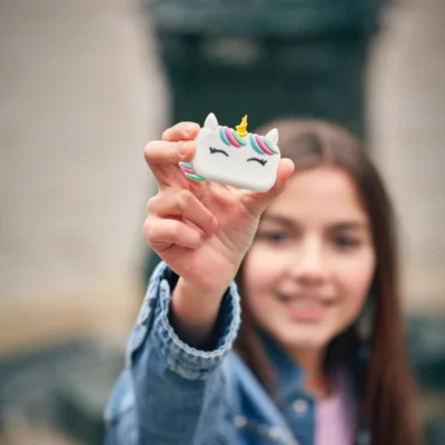 Money Walkie Licorne blanc présenté par une jeune fille