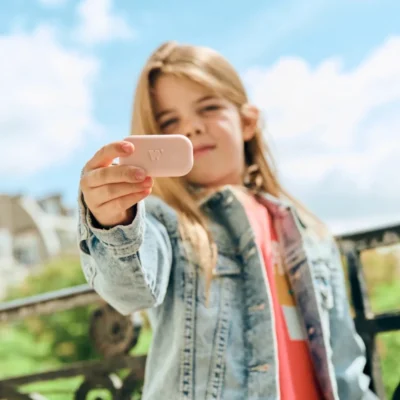 Jeune fille présentant le modèle Money Walkie Pop rose