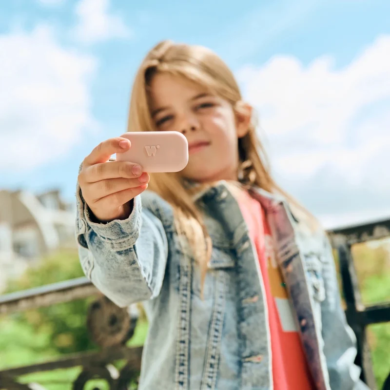 Money Walkie – Porte-monnaie sans contact pour enfant 14 Jeune fille présentant le modèle Money Walkie Pop rose