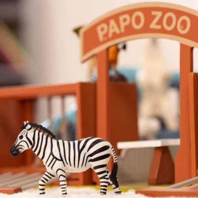 Figurine Zèbre mâle Papo dans un décor de zoo miniature